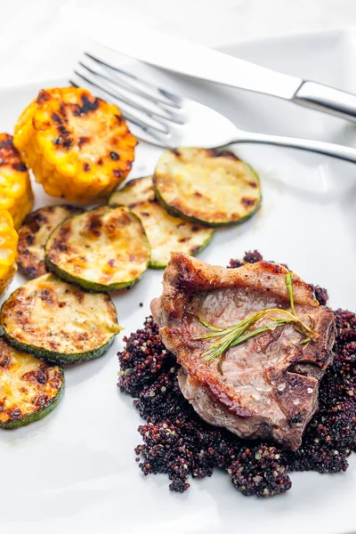 Grillad Fläskstek Med Zucchini Och Majs Serverad Med Svart Quinoa — Stockfoto