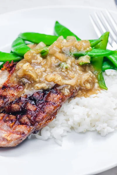 Bife Porco Com Molho Cebola Feijão Verde Arroz — Fotografia de Stock