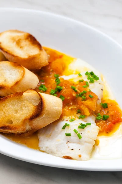 Pescado Blanco Con Salsa Tomate Rebanadas Baguette Asadas — Foto de Stock