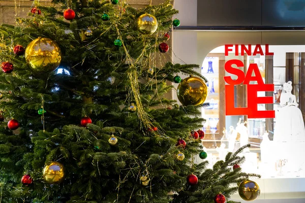 Detail Van Kerstboom Etalage Met Definitief Verkoopbord Praag Tsjechië — Stockfoto