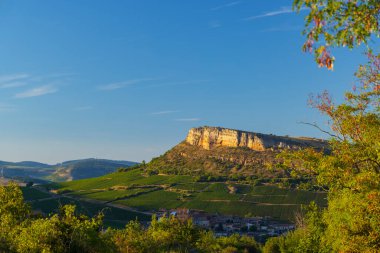 Üzüm bağları olan Vergisson Kayası, Burgundy, Fransa