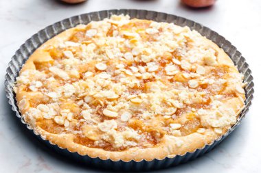 Bademli meyveli kek gibi.