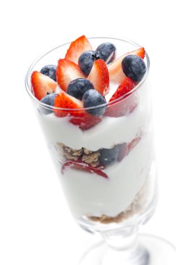 Beyaz yoğurt ve meyveli müsli.