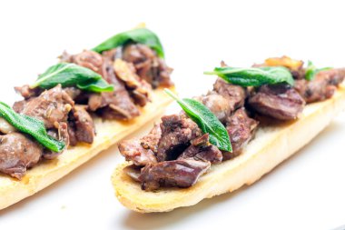 Kızarmış baget ve adaçayı üzerine kızarmış ciğer.