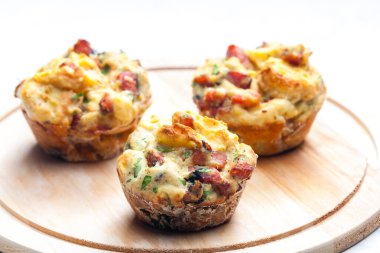 Peynirli ve pastırmalı tuzlu kekler.