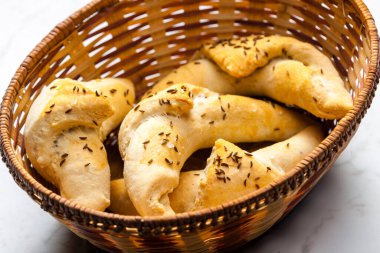 Tuzlu ve kimyonlu ev yapımı rulo.