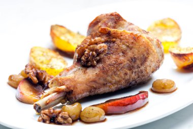 Meyveli tavuk budu ve kızarmış patatesle servis edilen ceviz.