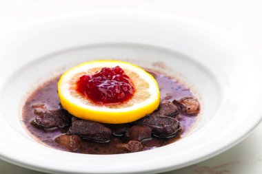 Limonlu ve kızılcıklı geyik kebabı.