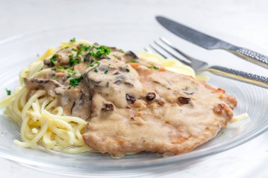 Mantar soslu domuz filetosu, spatulayla servis edilir.