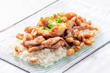 Tavuklu kung pao ve pilav.