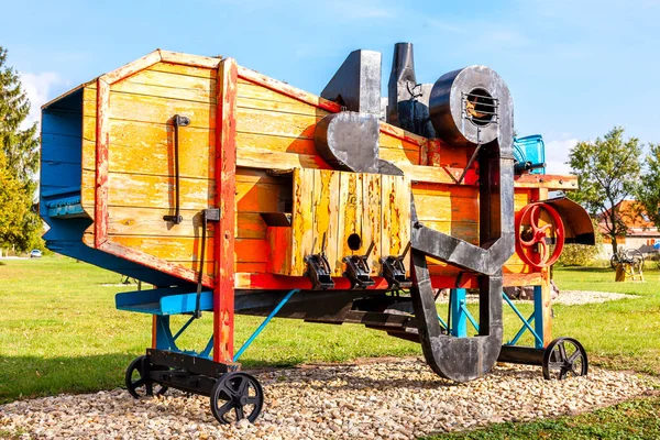 Oude Houten Wagen Met Aanhanger Het Midden Van Weg — Stockfoto