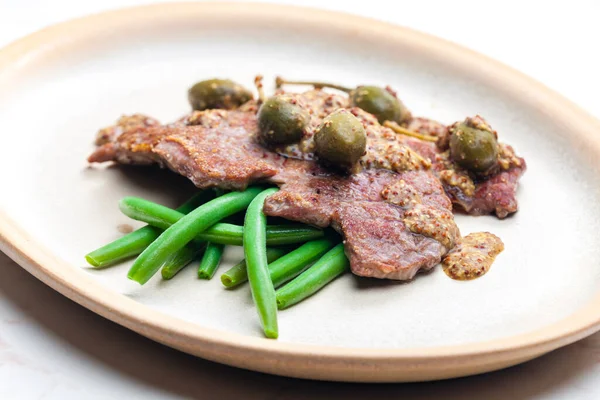 Vepřový Steak Hořčičnou Omáčkou Kapary Podávaný Zelenými Fazolemi — Stock fotografie