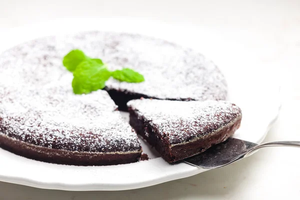 설탕을 곁들인 초콜릿 케이크의 — 스톡 사진