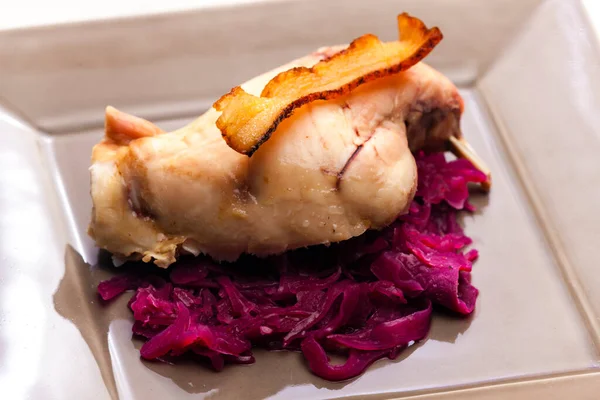 Rabbit Leg Baked Bacon Served Red Cabbage — Stock Photo, Image