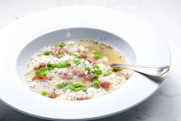 Brühe Aus Geräuchertem Fleisch Mit Grünen Erbsen Und Reis — Stockfoto