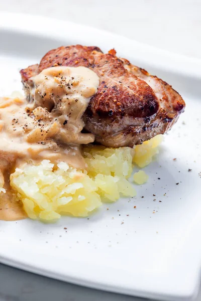 Gegrilltes Fleisch Mit Kartoffelpüree Mit Zwiebelsoße — Stockfoto