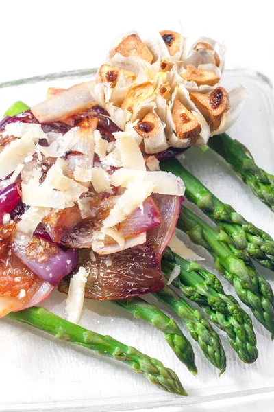 Green Asparagus Served Baked Garlic Glazed Onion Parmesan Cheese — Stock Photo, Image