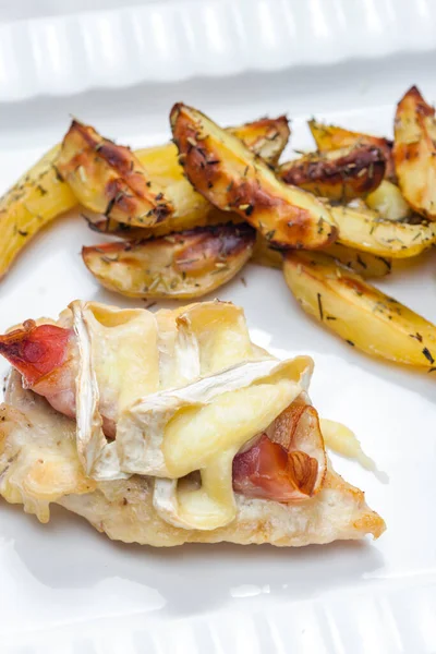 Carne Aves Grelhada Com Presunto Parma Queijo Brie Servido Com — Fotografia de Stock