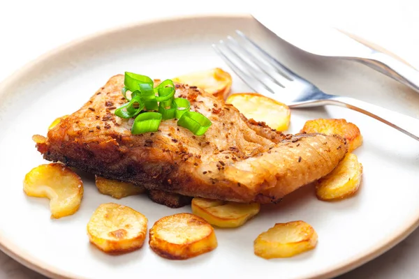 Carpa Sul Cumino Con Patate Fritte — Foto Stock