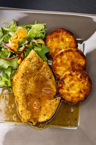 Vlees Van Pluimvee Met Saus Geserveerd Met Aardappelpuree Salade — Stockfoto