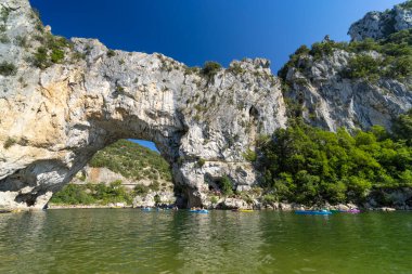 Pont d 'Arc, Ardeche nehri üzerindeki taş kemer, Auvergne-Rhone-Alpes, Fransa