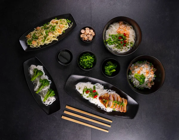 Varios Platos Cocina Asiática Con Diferentes Tipos Fideos Arroz Con —  Fotos de Stock