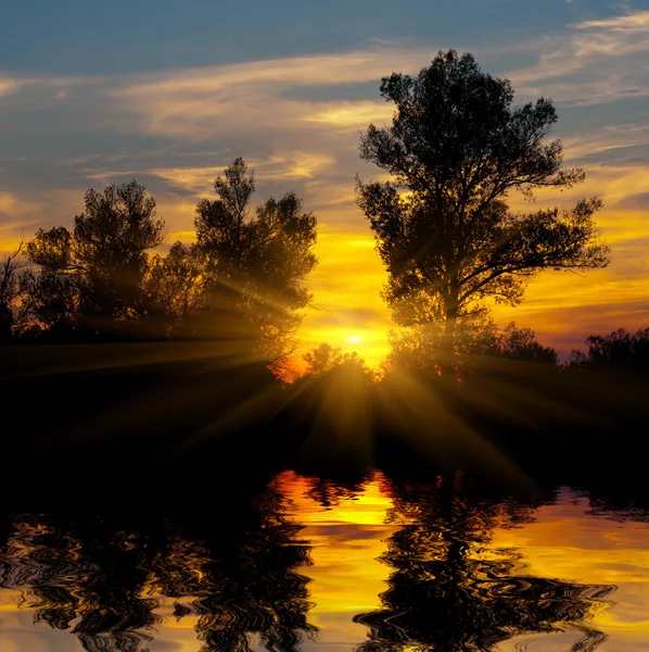 Zonsondergang op de rivier — Stockfoto