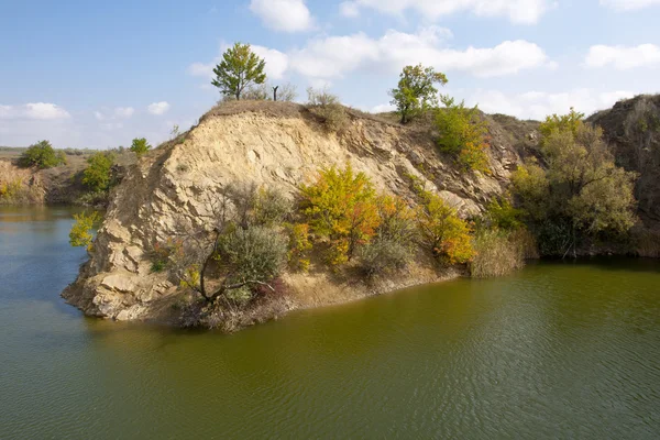 Rotsachtige lakeside — Stockfoto