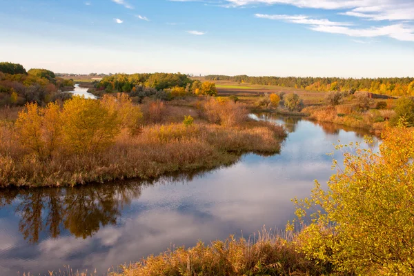 Scena autunnale sul fiume — Foto Stock