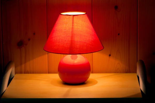 kırmızı masa lambası