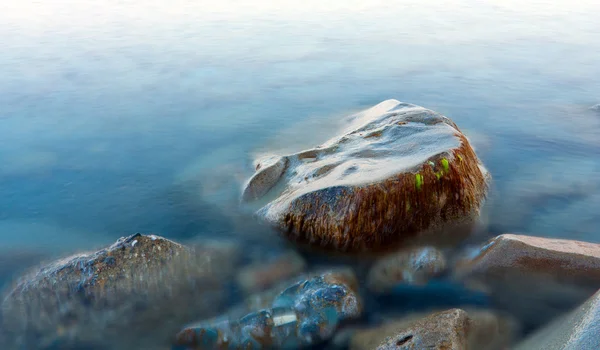 Pietra in mare — Foto Stock