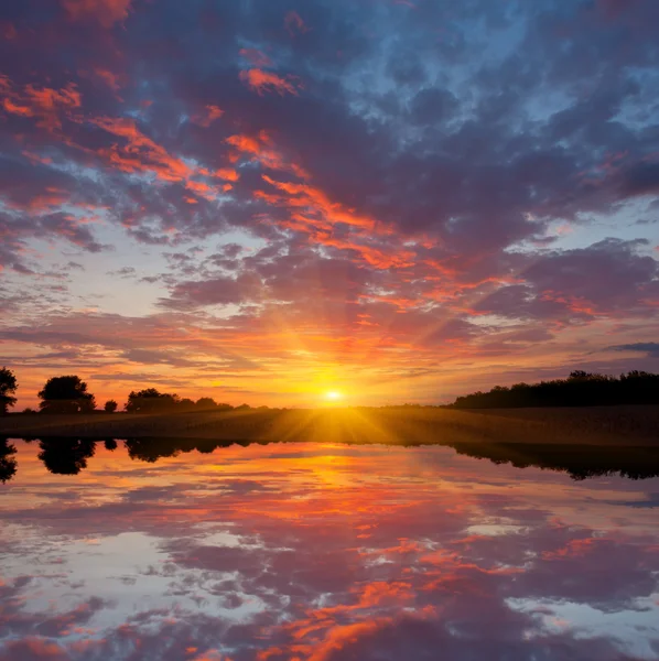 Beau coucher de soleil sur le lac — Photo