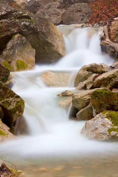 Mooi cascade van montain rivier — Stockfoto