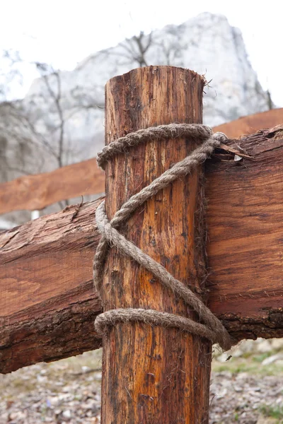 Houten hek en touw — Stockfoto