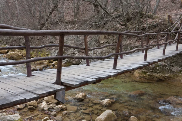 Brücke über Fluss in den Bergen — Stockfoto