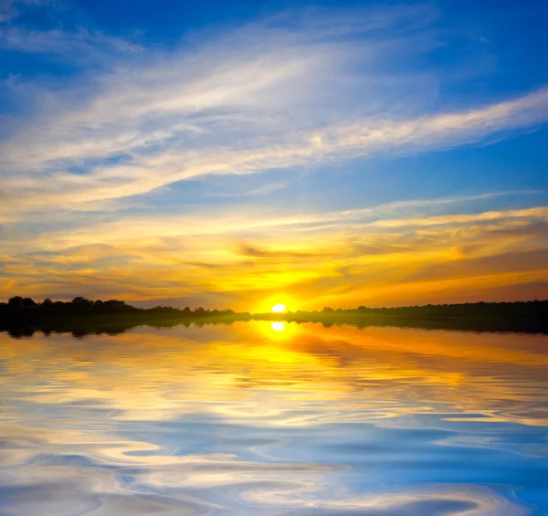 Pôr do sol no lago — Fotografia de Stock