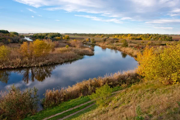 Herfst scène op de rivier — Stockfoto