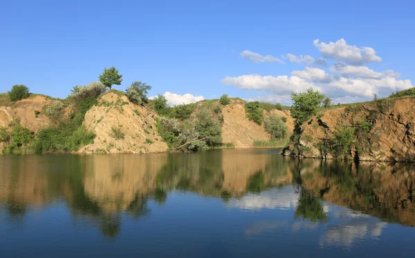 Skały nad jeziorem — Zdjęcie stockowe