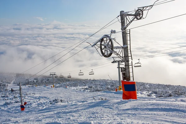 Čtyřsedačková lanovka v lyžařském středisku — Stock fotografie