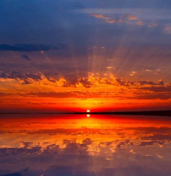Göl kenarında güzel günbatımı — Stok fotoğraf