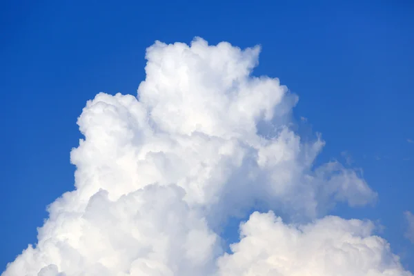 Nube en el cielo —  Fotos de Stock
