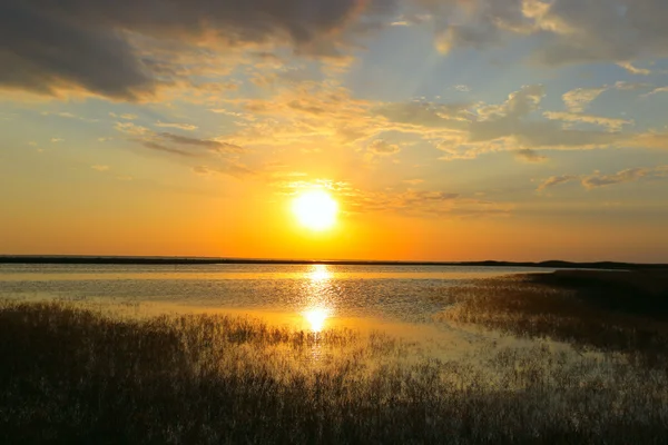 Sonnenuntergang über dem See — Stockfoto