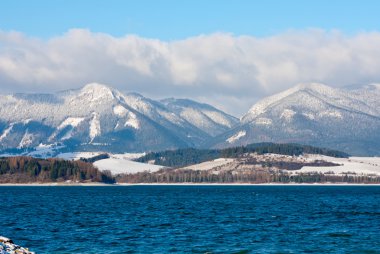 Tatra Dağları ve kış zamanında büyük göl