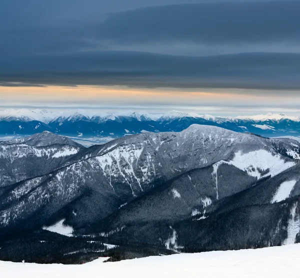 Winters tafereel in de bergen — Stockfoto