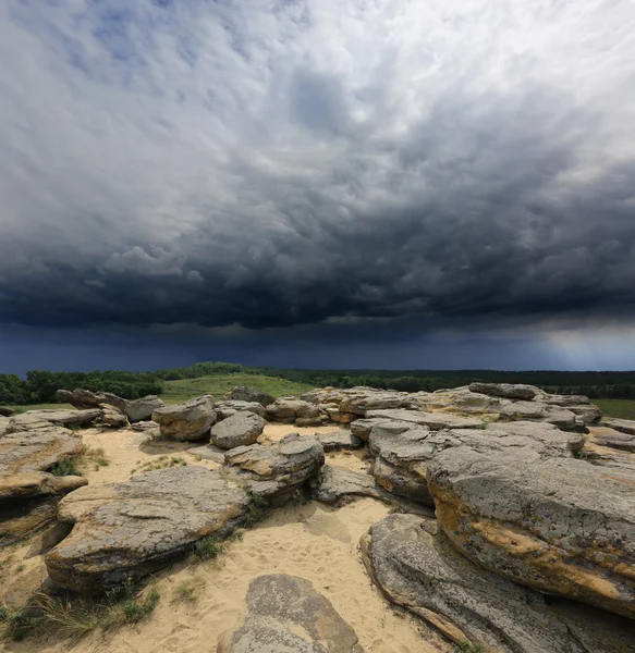 Deserto de pedra antes da tempestade — Fotografia de Stock