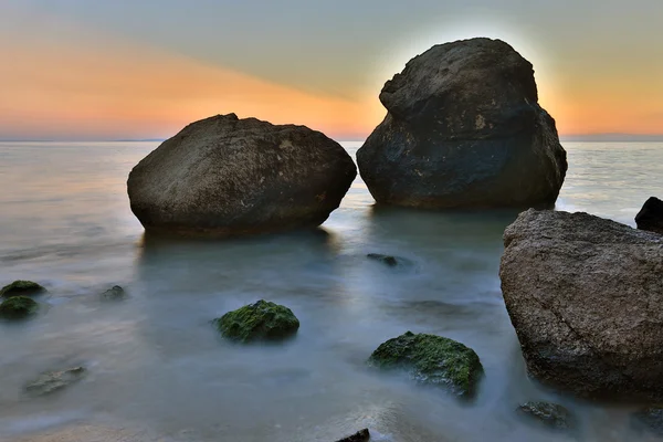 Piedra en la orilla del mar por la noche — Foto de Stock
