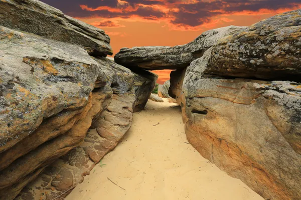 Pedra, areia e pôr do sol — Fotografia de Stock