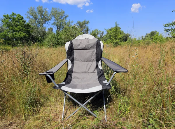 Stol på ängen i skogen — Stockfoto