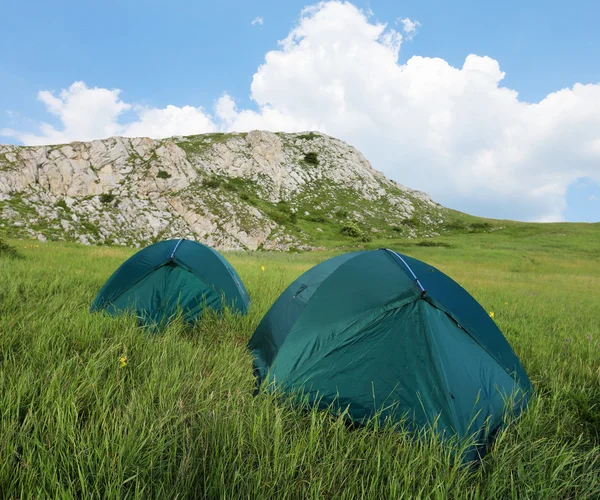 Tendas de turistas em montanhas — Fotografia de Stock
