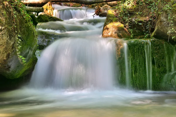 Pequena cachoeira — Fotografia de Stock